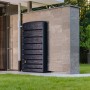 Schlanker, grauer 4rain Wandtank Extra Slim Stone Decor 400 l in Steinoptik an Hauswand.