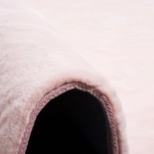 Detailaufnahme: Rosa Fellteppich (70x140cm) der Serie Pergamon Luxus Super Soft Plush.