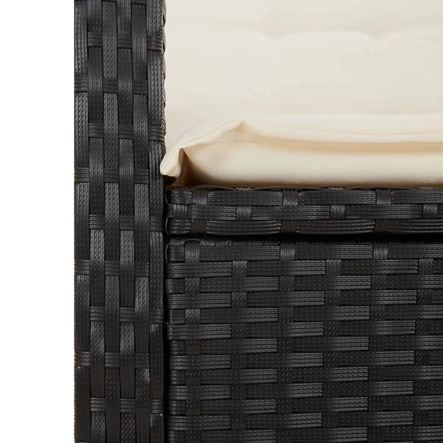Detailansicht: Schwarze Poly Rattan Gartenmöbel mit cremefarbenen Kissen. Essgruppe.