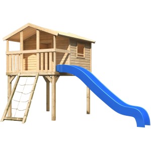 Karibu Stelzenhaus Benjamin mit Leiter, Netzrampe und blauer Rutsche aus naturbelassenem Holz.