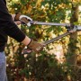 Person mit Kent & Stowe Gartenhandschuhen Sure & Fit M beim Schneiden von Ästen.