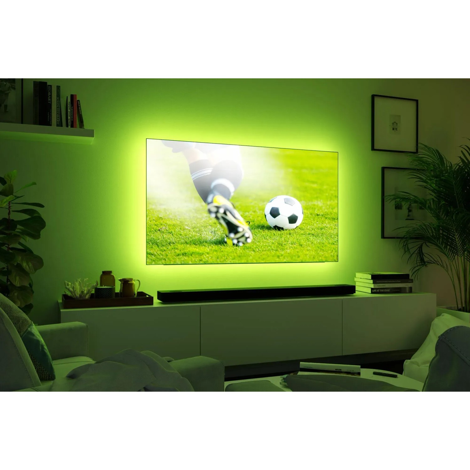 Paulmann MaxLED 250 LED Strip TV Set 55 Zoll mit grüner Hintergrundbeleuchtung.