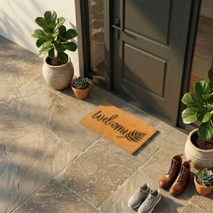 Naturfarbene Kokosfaser Fußmatte mit "welcome" Schriftzug und Farnblatt vor dunkler Haustür. Rutschfester Schuhabstreifer für den Eingang.