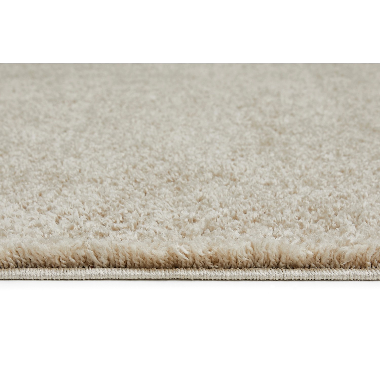 Detailansicht des beigen Andiamo Teppich Chia (60x110 cm) mit hohem, flauschigem Flor.