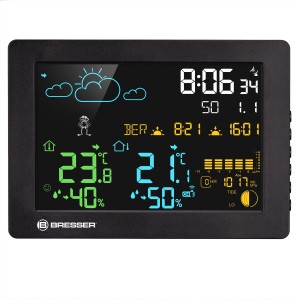 Schwarze Bresser Wetterstation MeteoTemp Baro HZ mit Farbdisplay für Innen- und Außentemperatur.