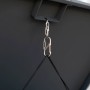 Detailaufnahme: Kette und Karabiner der Westmann Mülltonnenbox Kubus 5er in Anthrazit.