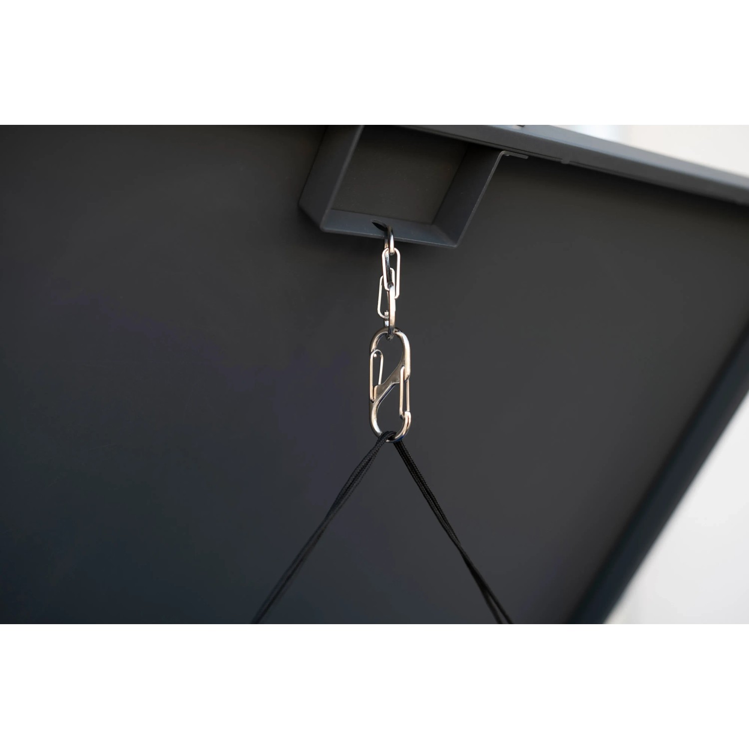 Detailaufnahme: Kette und Karabiner der Westmann Mülltonnenbox Kubus 5er in Anthrazit.