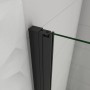 Detailaufnahme: Schwarzes Profil und Glas einer Duschkabine 100x200 cm mit Doppeltür.