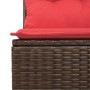 Detailaufnahme: Braune vidaXL Garten-Sofagarnitur aus Rattan mit rotem Kissen.