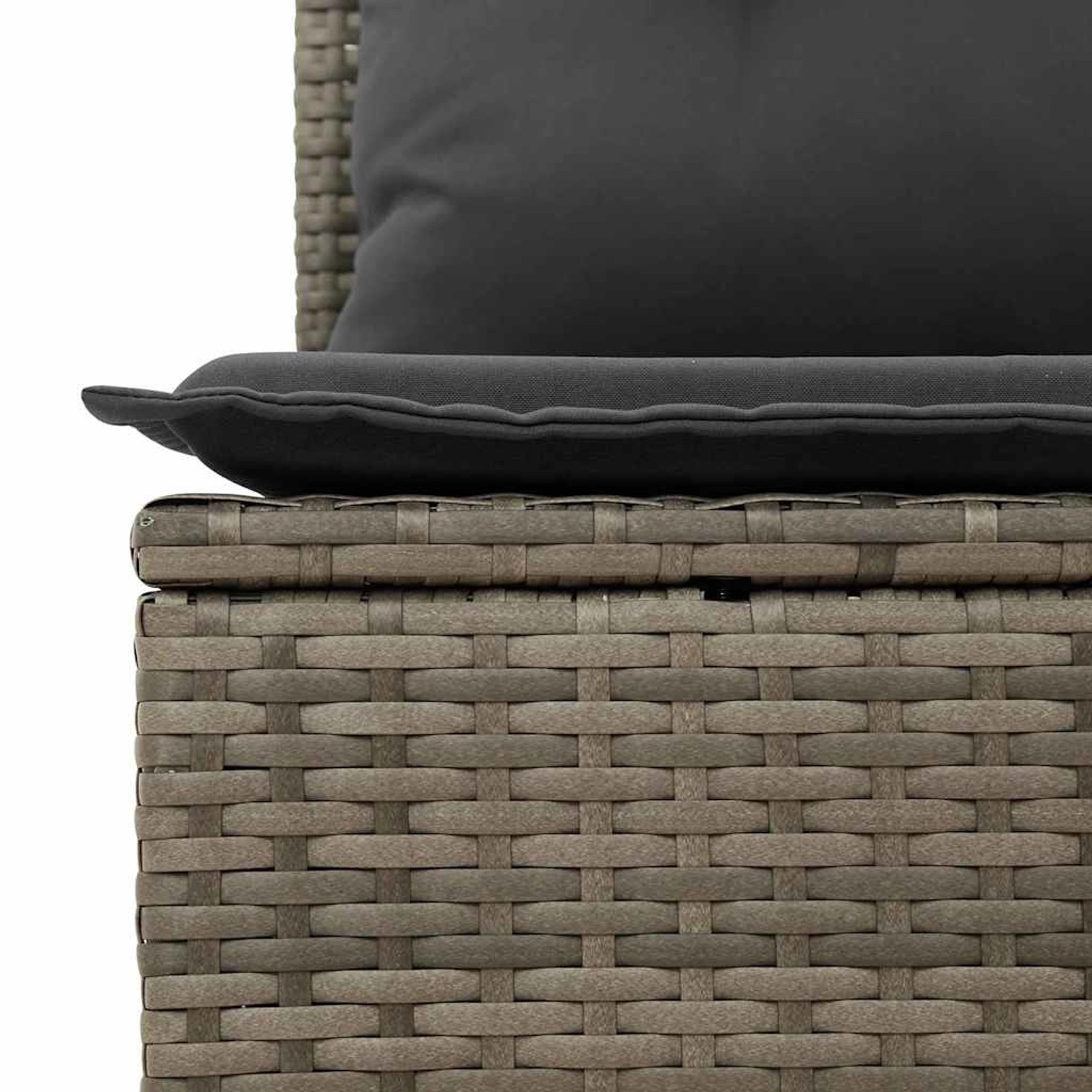 Detailansicht: Graues Garten-Sofa-Set aus Poly Rattan mit Kissen.