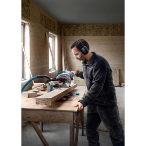Mann arbeitet mit Bosch Professional Kapp- und Gehrungssäge GCM 216 an einem Werkstück.
