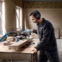 Mann arbeitet mit Bosch Professional Kapp- und Gehrungssäge GCM 216 an einem Werkstück.
