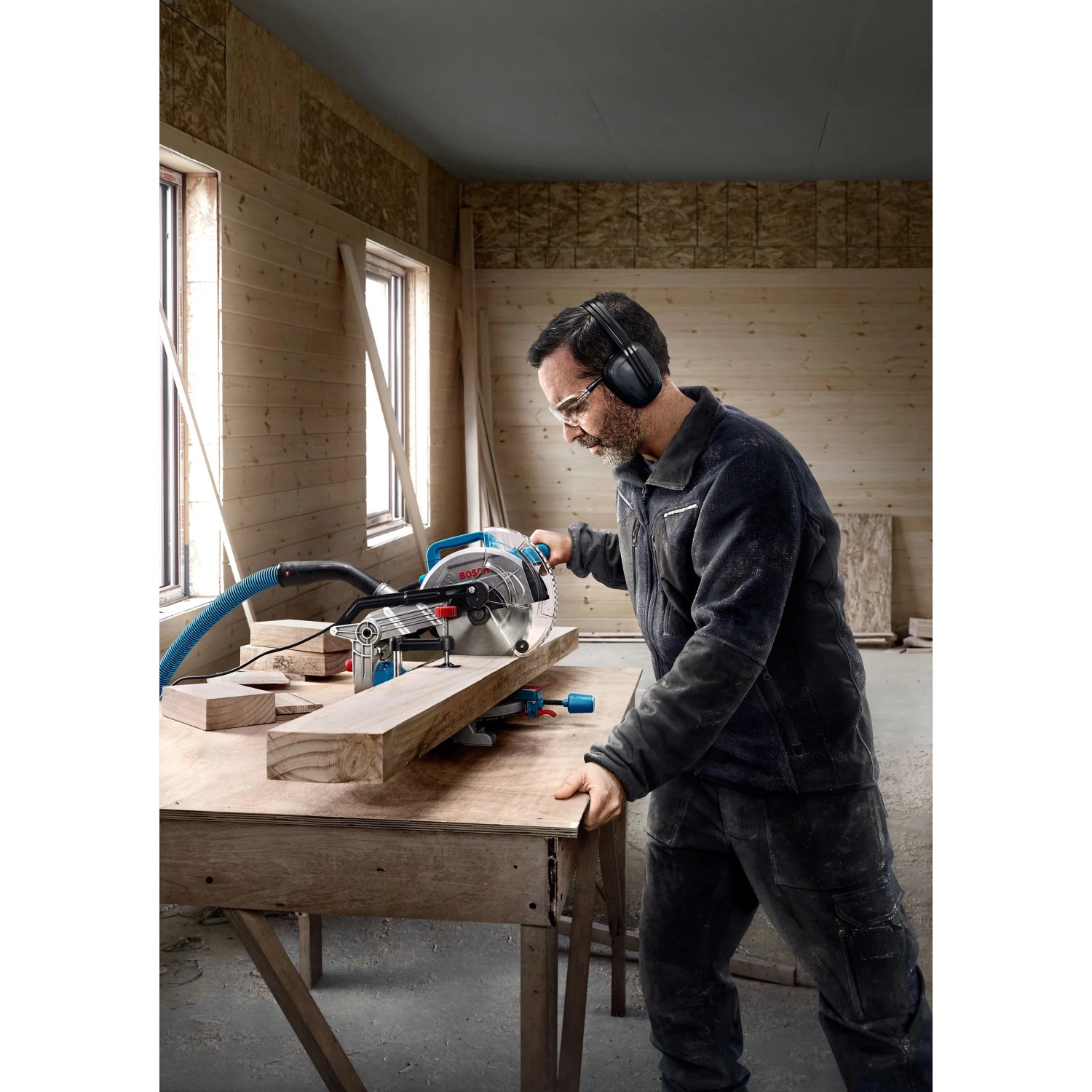 Mann arbeitet mit Bosch Professional Kapp- und Gehrungssäge GCM 216 an einem Werkstück.