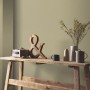 Erismann Vliestapete La Terrasse Linea Tissu, dunkelgrüne Weboptik an Wand mit Dekoration.