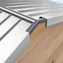 SDF Ortgangblech Zuschnitt Alu-Natur, 225 mm x 2 m, am Dachrand montiert.