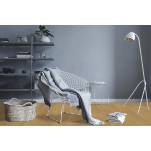 Jangal Designboden Eiche Natural Bale im Raum mit Stuhl, Decke und Lampe.