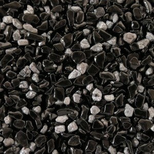 Nahaufnahme des Terralith Metallic Steinteppichs Mix 201 mit glänzenden schwarzen und matten silbernen Steinen, fein 2-4 mm.