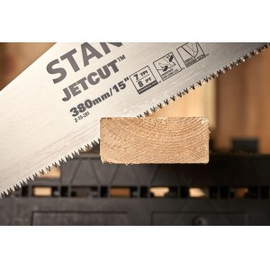 Stanley Jetcut Handsäge (380mm) beim Sägen eines Holzstücks. Grobe Zahnung für schnelles Sägen.