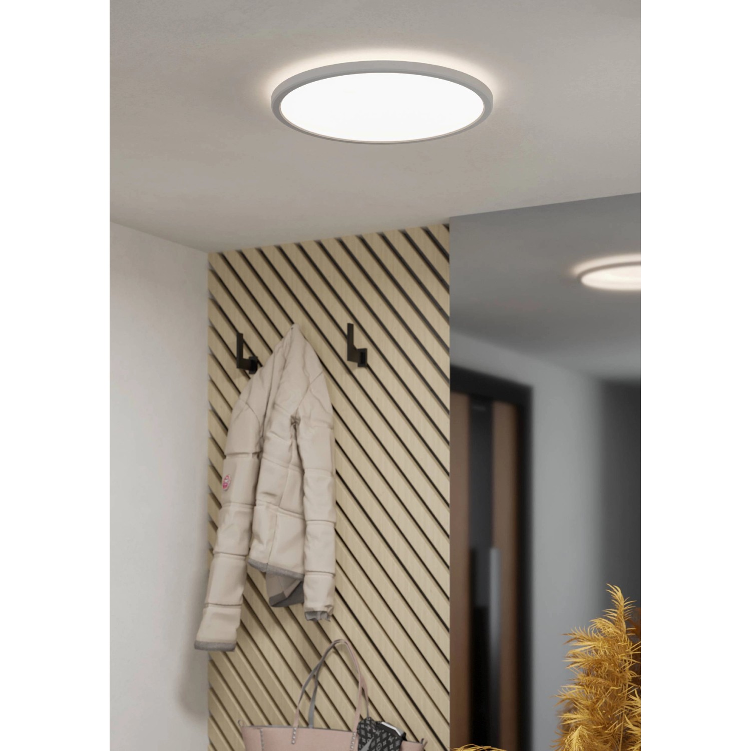 Schwarze Eglo LED-Deckenleuchte Expert Minerario, Ø 39 cm, für Feuchträume geeignet.