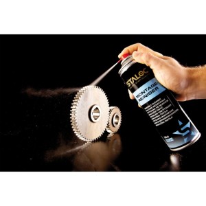 Hand sprüht Staloc Montagereiniger Spray auf Metallzahnräder. Spezialreiniger für Industrie, reinigt & entfettet.