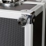 Detailaufnahme: LUX Werkzeugkoffer AKW 130 mit Alurahmen, Metallecken und Gummifuß.