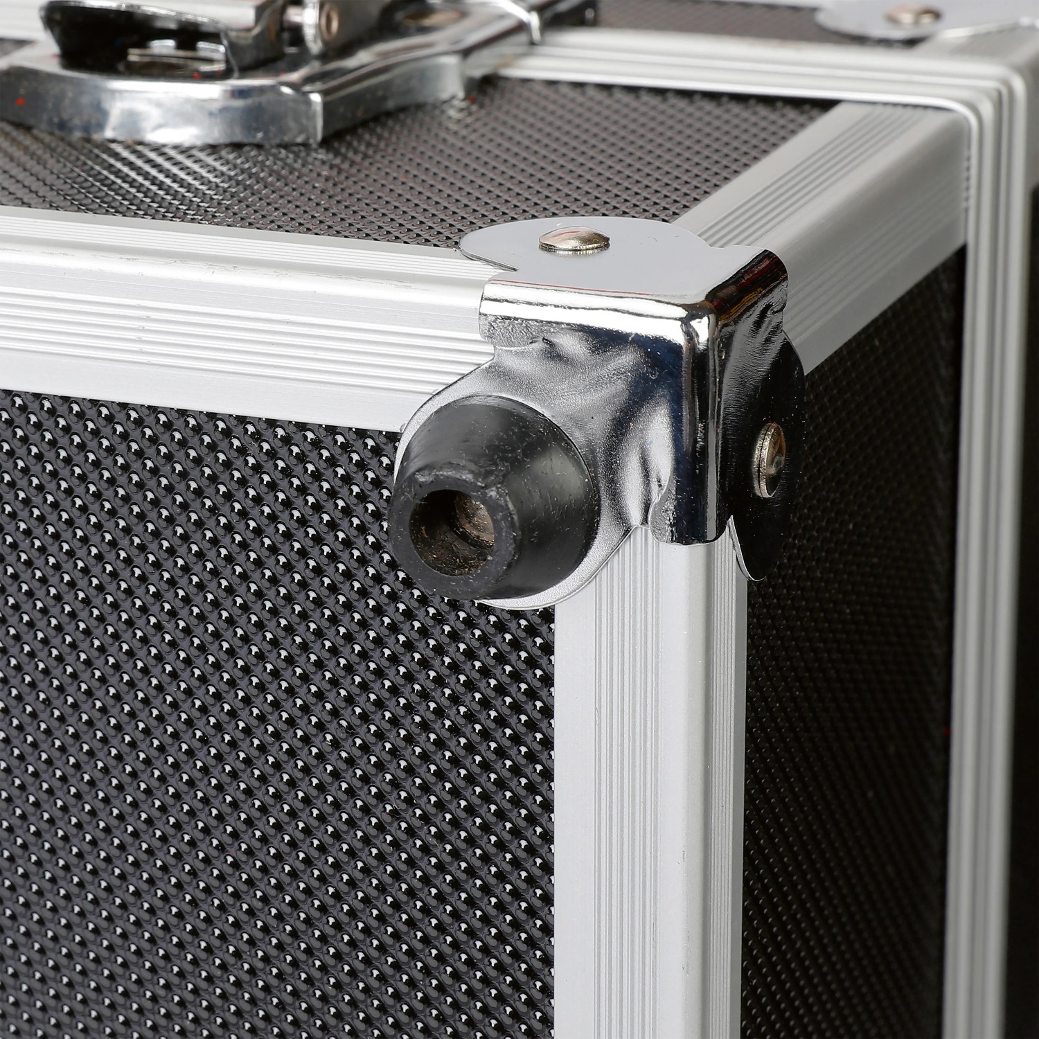 Detailaufnahme: LUX Werkzeugkoffer AKW 130 mit Alurahmen, Metallecken und Gummifuß.