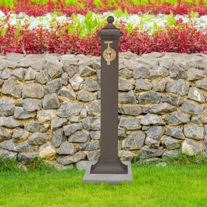 Dunkelbrauner Relaxdays Standbrunnen aus Gusseisen mit goldenem Hahn, 71 cm hoch, für den Garten.