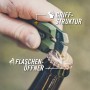 Gerber Prybrid Utility Multitool beim Öffnen einer Flasche. Kompaktes Taschentool mit Flaschenöffner.