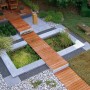 Gartengestaltung mit Granitkies Gletscher Grau (30-60mm) als Zierkies für Wege und Teichumrandung.