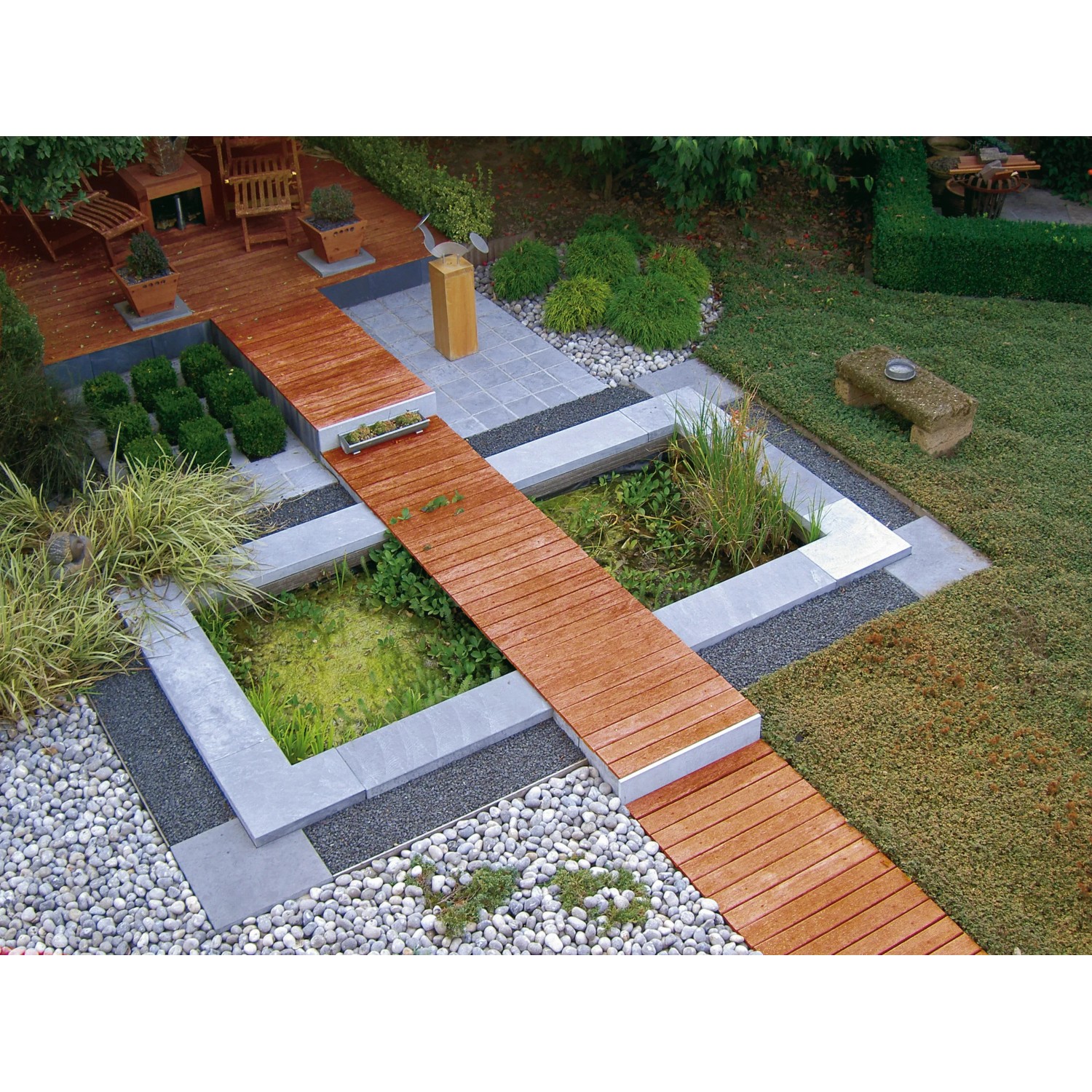 Gartengestaltung mit Granitkies Gletscher Grau (30-60mm) als Zierkies für Wege und Teichumrandung.