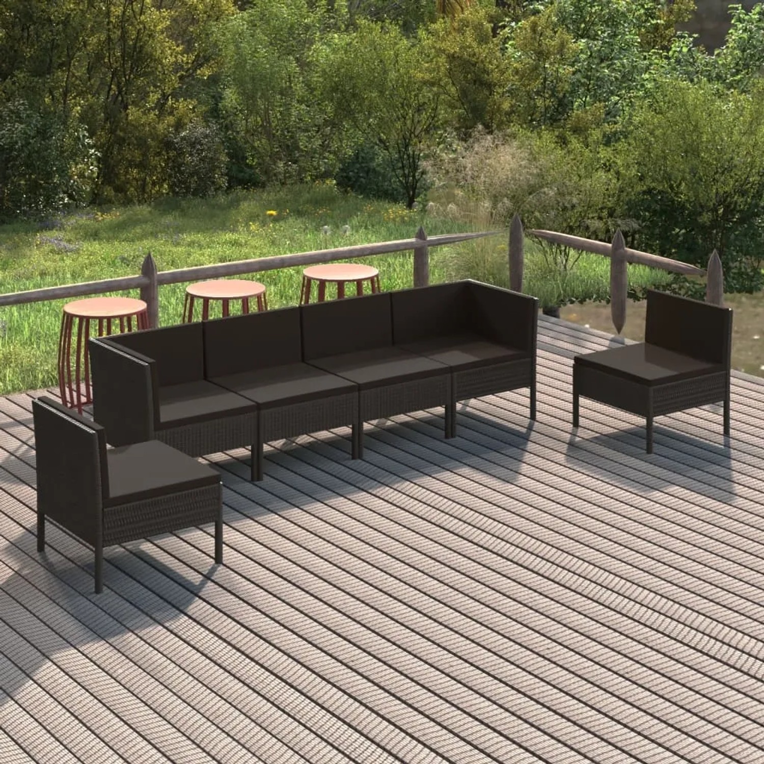 Schwarzes 6-tlg. vidaXL Garten-Lounge-Set aus Polyrattan mit Auflagen auf einer Terrasse.