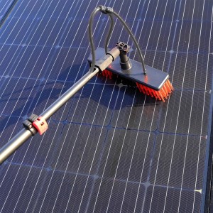 Xpotool Waschbürste mit Teleskopstiel und Wasserzufuhr reinigt Solarpaneel. Orange Borsten für Fenster & Solar.