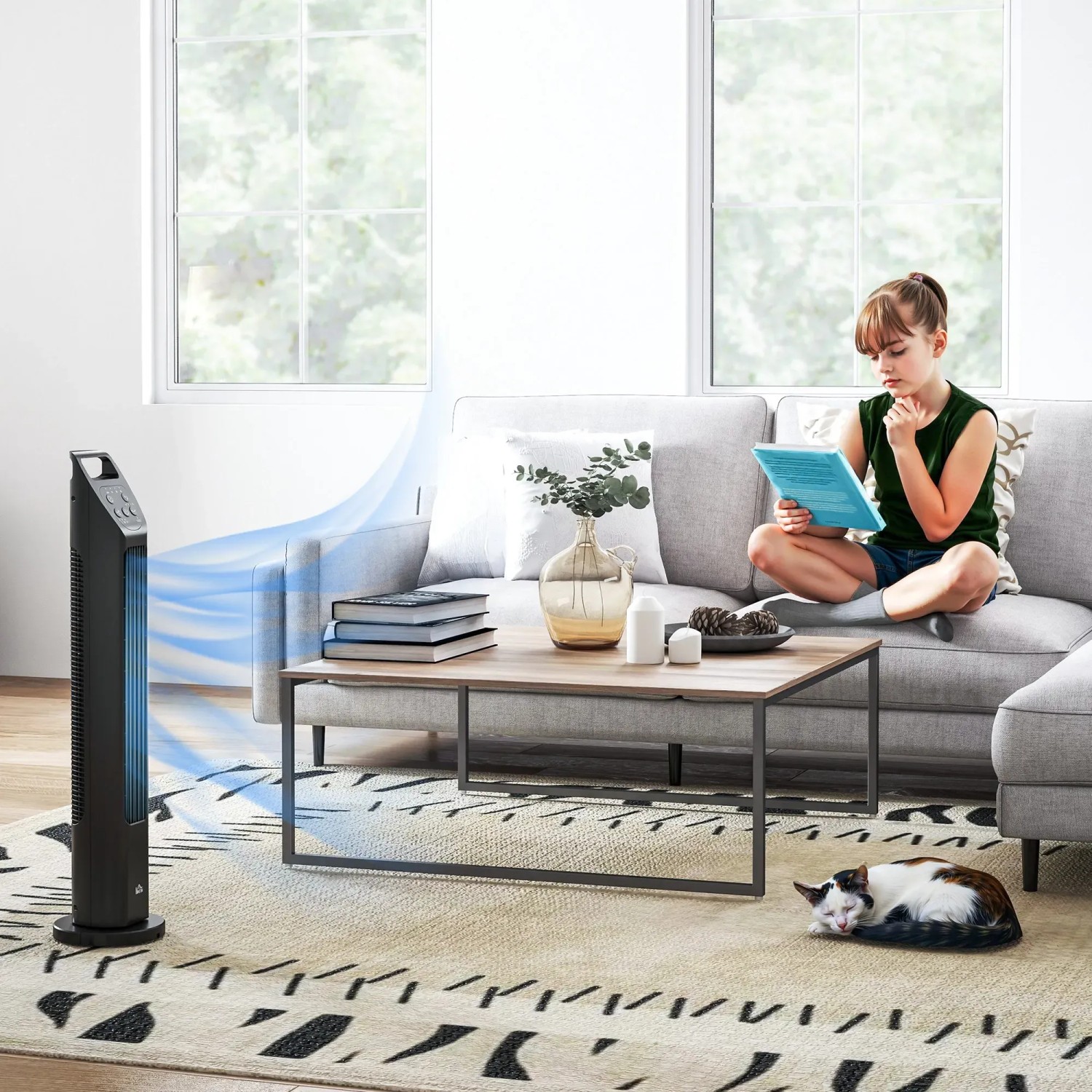 HOMCOM Turmventilator im Wohnzimmer mit Kind auf Sofa und Katze auf Teppich.