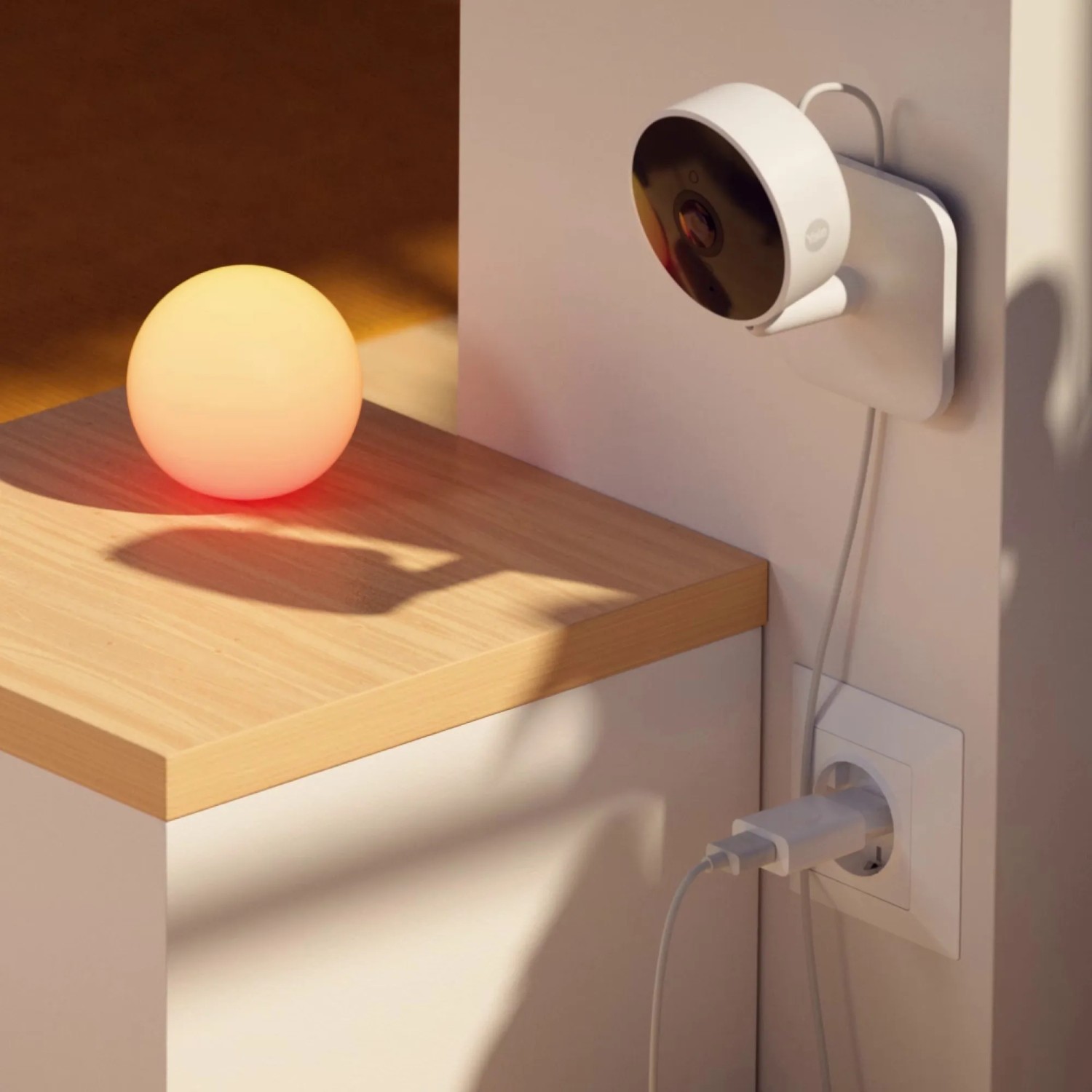 Yale Smart-Camera Innen, weiße WLAN Überwachungskamera mit Full HD, an Wand montiert.