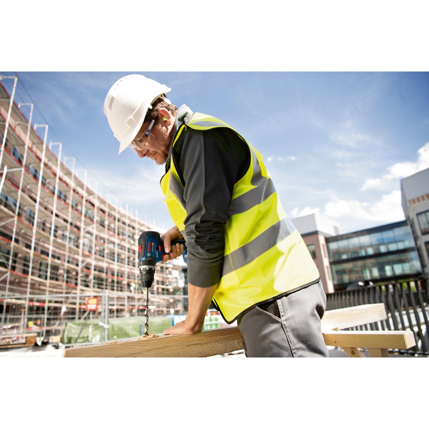 Bosch Professional GSB 18V-55 Akku-Schlagbohrschrauber beim Bohren in Holz.