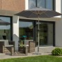 Runder Schneider Marktschirm Cordoba, anthrazit, mit Holzoptik-Gestell auf einer Terrasse. Ideal für Balkon & Garten.