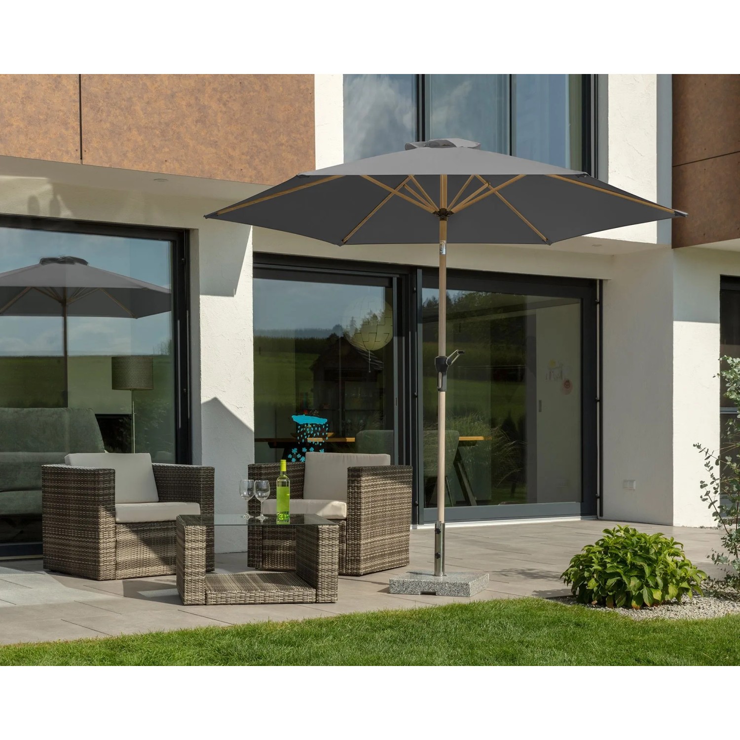 Runder Schneider Marktschirm Cordoba, anthrazit, mit Holzoptik-Gestell auf einer Terrasse. Ideal für Balkon & Garten.