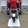 Breite TRUTZHOLM Aluminium-Rampe (305x80cm) mit geriffelter Oberfläche, Motorrad wird in Transporter verladen.