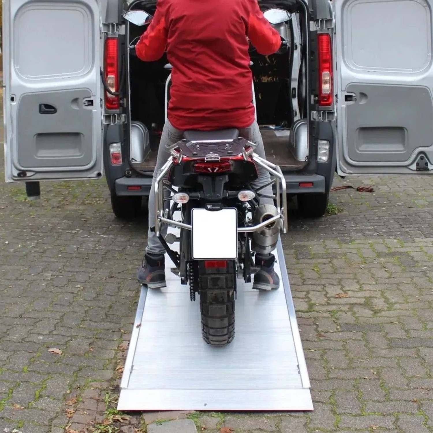Breite TRUTZHOLM Aluminium-Rampe (305x80cm) mit geriffelter Oberfläche, Motorrad wird in Transporter verladen.