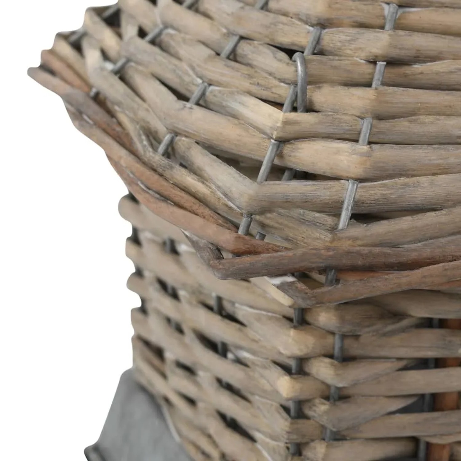 Detailaufnahme: Korbweide Vogelhaus, Teil eines 3er Sets. Naturmaterialien und handgeflochten.