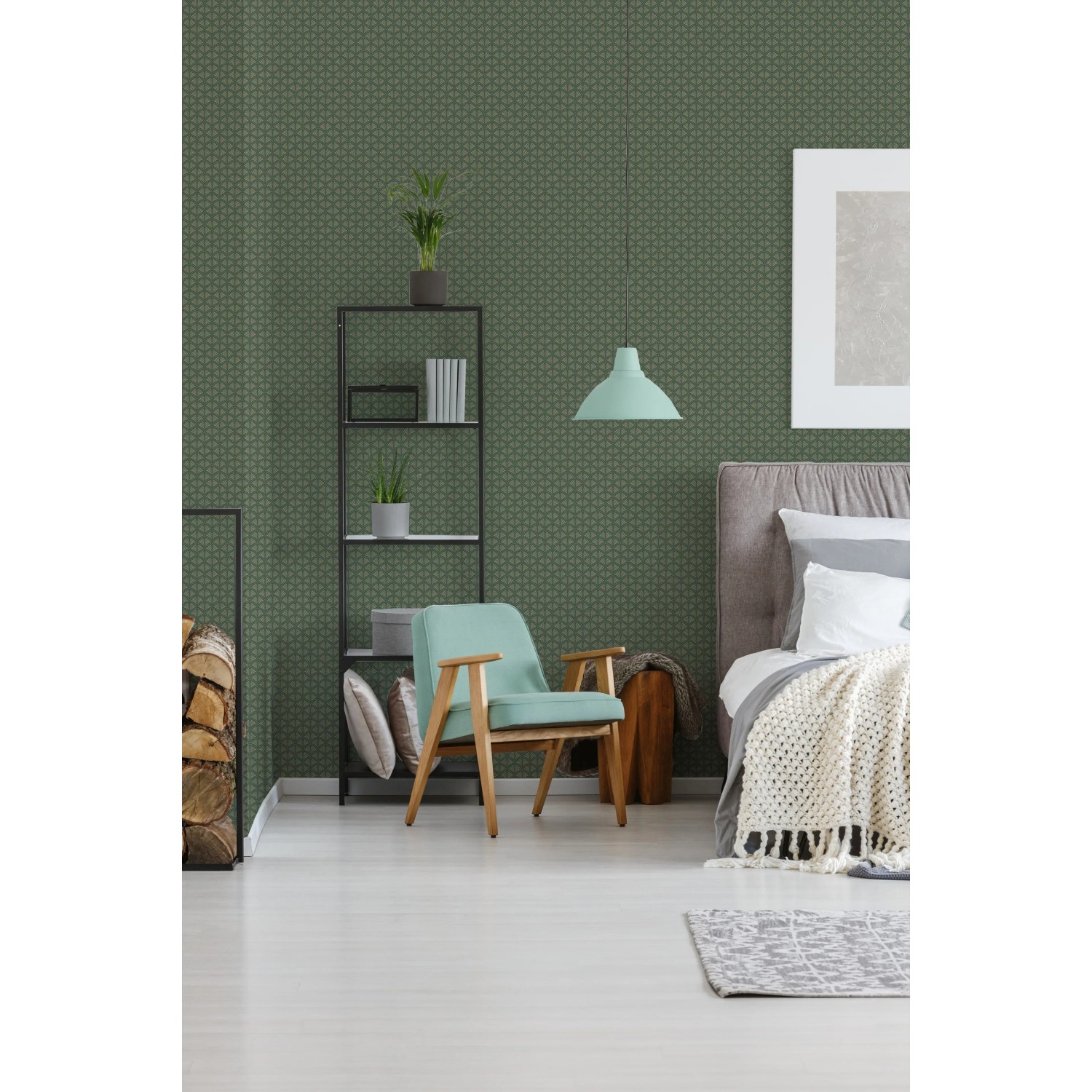 Wohnraum mit grüner Vliestapete Trendwall 2 Art Deco mit Goldmuster.