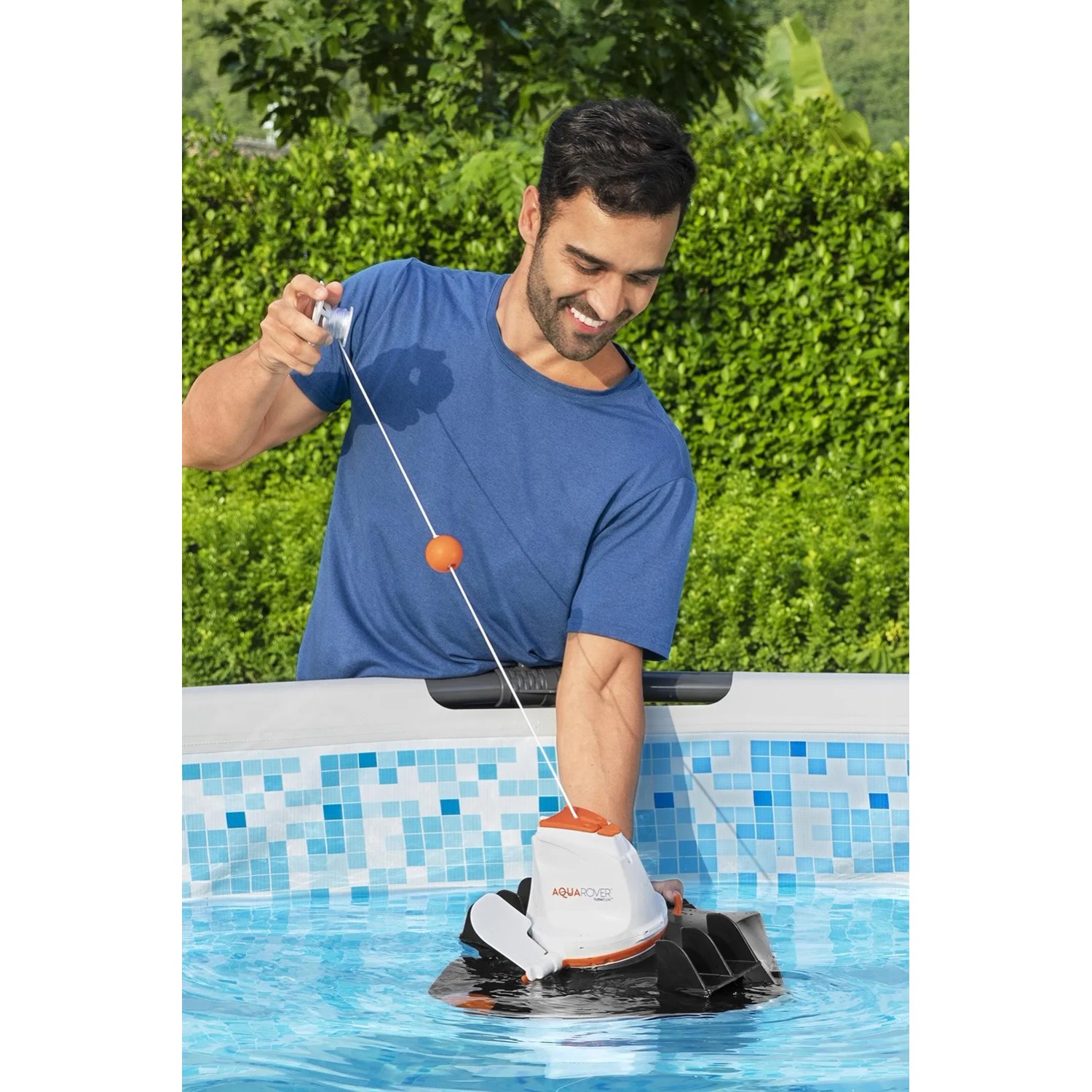 Mann setzt Flowclear Aquarover Poolroboter ins Wasser. Automatischer Poolsauger für sauberes Wasser.