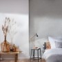 Graue AS-Creation Vliestapete mit leichter Struktur im Schlafzimmer.