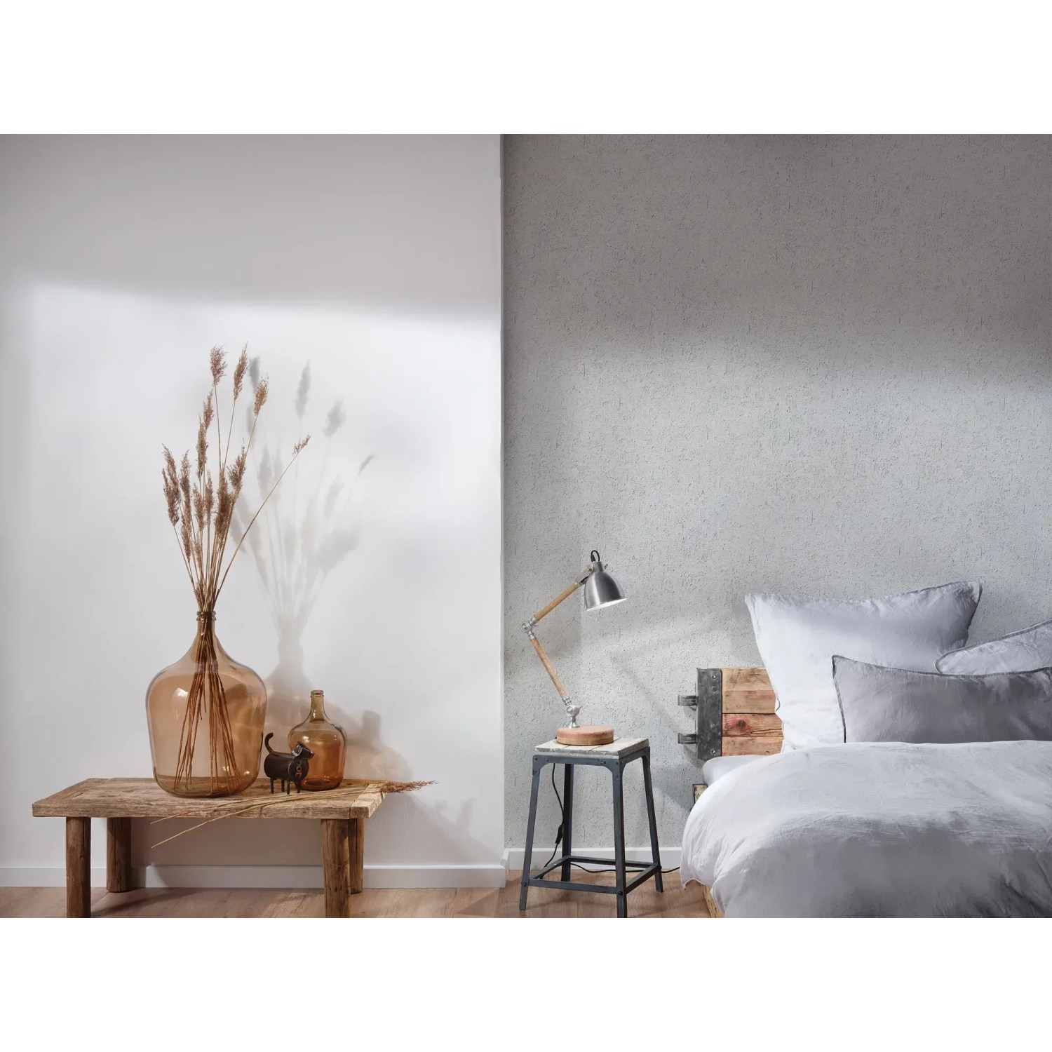 Graue AS-Creation Vliestapete mit leichter Struktur im Schlafzimmer.