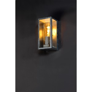 Eckige Eco-Light Außenwandleuchte Karo, verzinkt, mit Leuchtmittel an dunkler Wand.