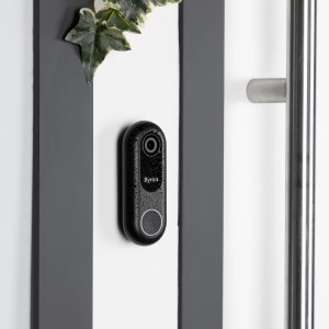 Smartwares WLAN-Türklingel mit Kamera in Schwarz an einer Haustür.