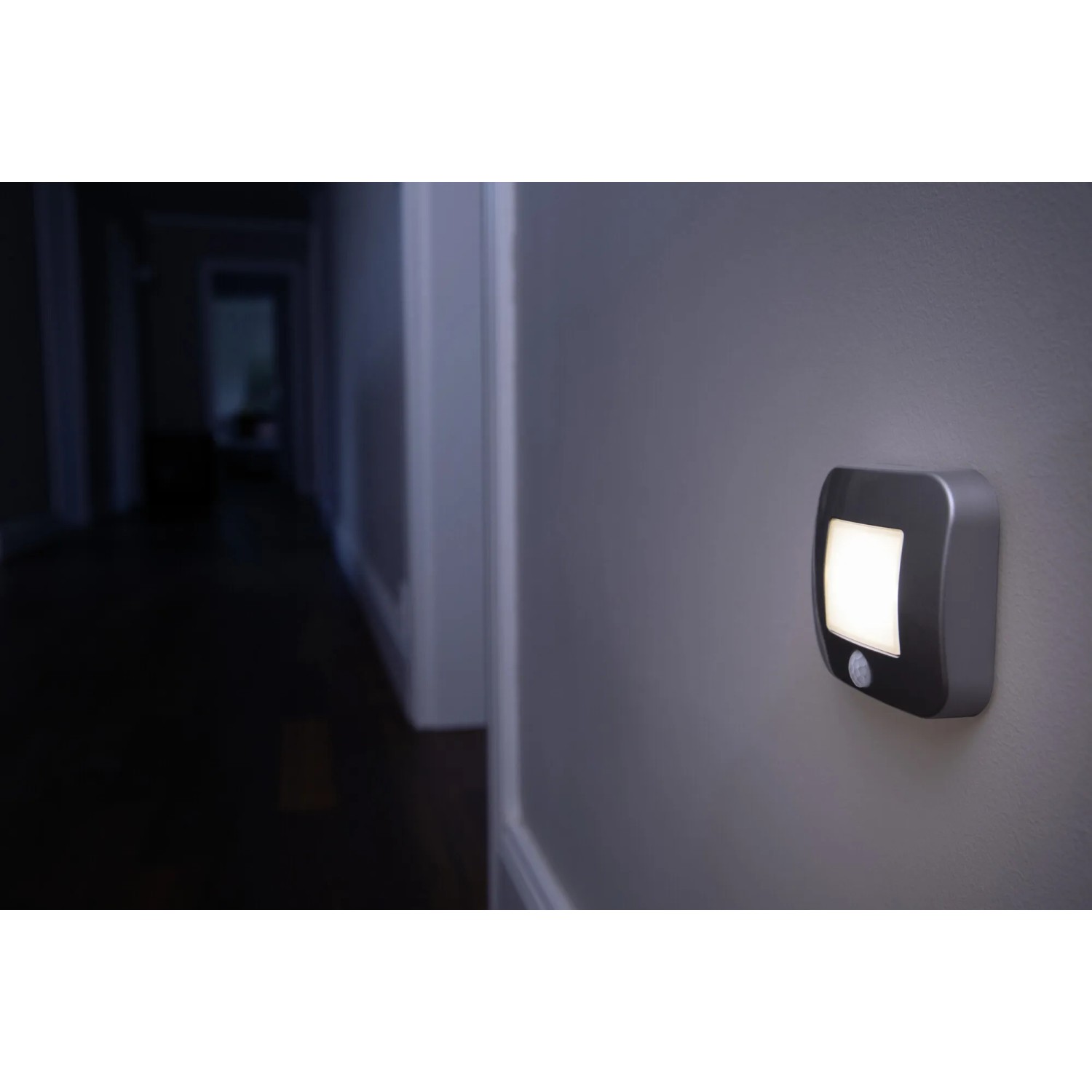 Osram LED-Nachtlicht Nightlux an Wand im Flur. Nachtleuchte mit Bewegungssensor.