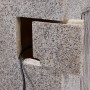 Detailaufnahme des Design-Gartenbrunnen mit 4 Stufen aus Polyresin, Kabel sichtbar.
