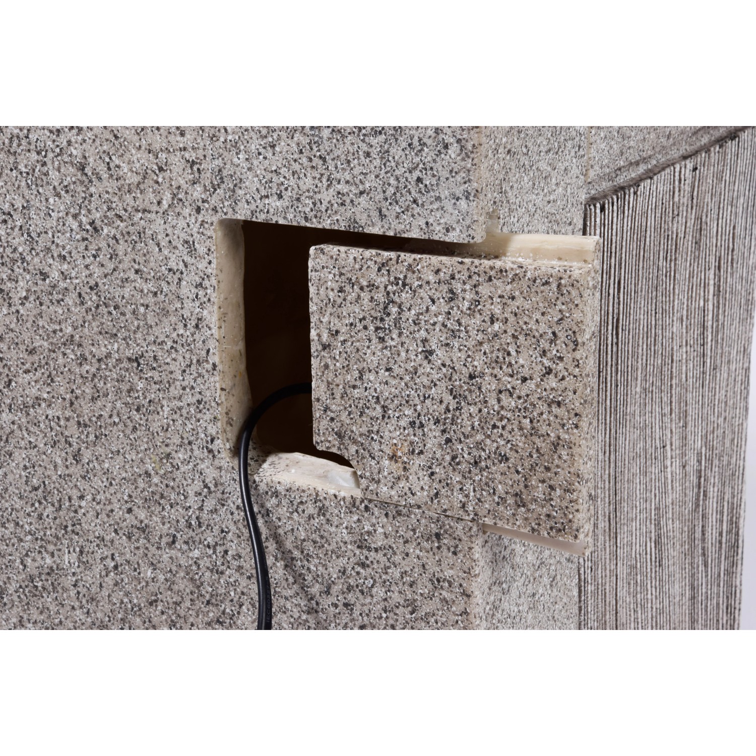 Detailaufnahme des Design-Gartenbrunnen mit 4 Stufen aus Polyresin, Kabel sichtbar.