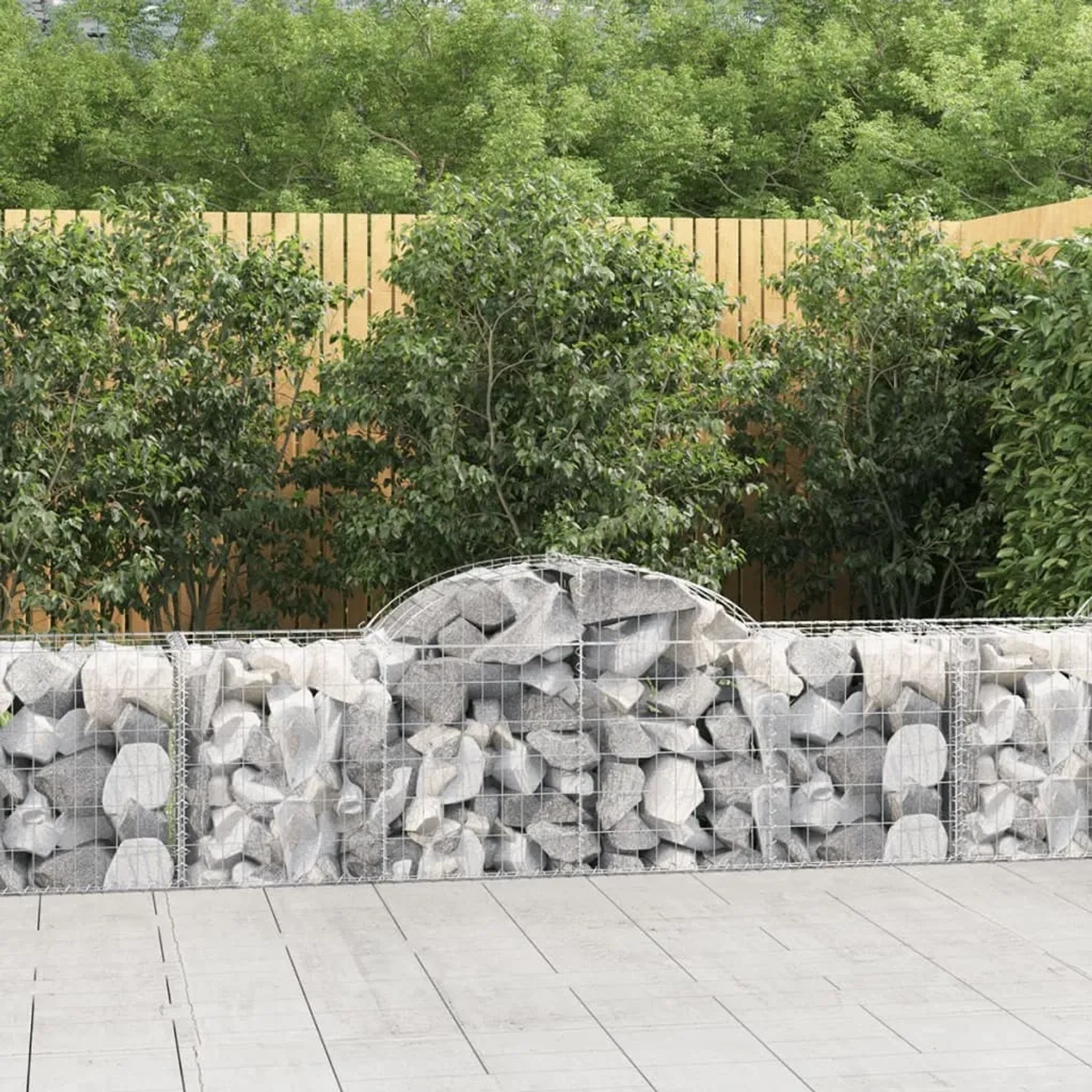 Gabionen-Set mit Hochbogen, 40 Stück, gefüllt mit Steinen als dekorativer Sichtschutz im Garten.